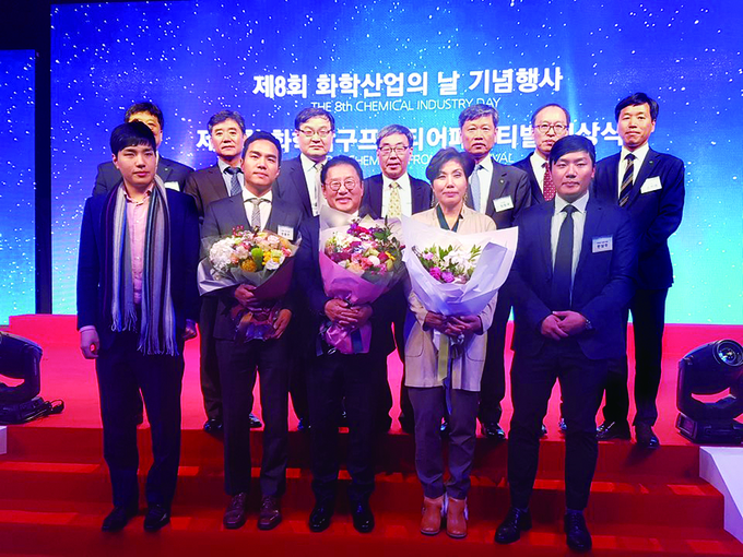 한태원 한국삼공 회장(앞줄 정중앙)이 임원들과 함께 산업포장 수상의 기쁨을 나누고 있다.