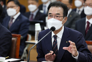 이성희 농협중앙회장이 이달 7일 국정감사에서 수확기 벼 매입자금 2조1000억원 투입 계획을 밝히고 있다.