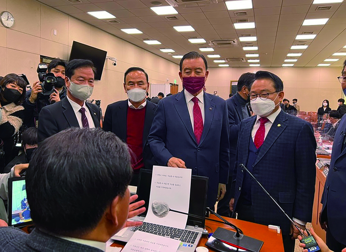 홍문표 의원을 비롯한 국민의힘 소속 농해수위 의원들이 양곡관리법 개정안의 본회의 직회부 안건 처리에 대해 소병훈 위원장에게 항의하고 있다.