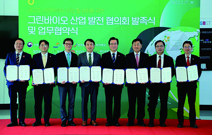정황근 농림축산식품부 장관(왼쪽 다섯 번째)이 지난달 27일 강원도 평창군 서울대학교 평창캠퍼스에서 열린 그린바이오 산업 발전 협의회 발족식 및 업무협약식에서 관계자들과 기념촬영을 하고 있다.