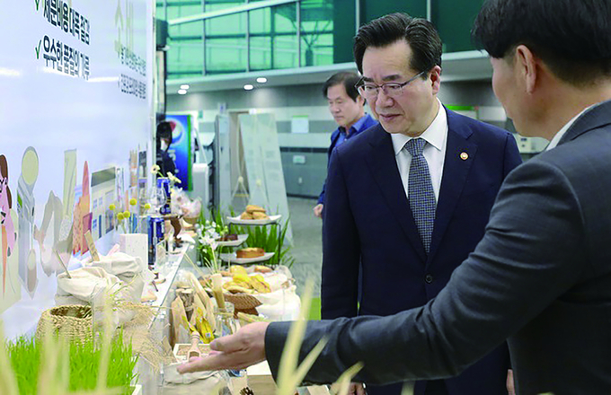 정황근 농림축산식품부 장관이 지난달 27일 서울 서초구 aT센터에서 열린 가루쌀 산업 활성화 미래 비전 선포식에서 가루쌀로 만든 식품에 대한 설명을 듣고 있다.