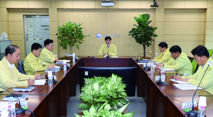 조재호 농진청장이 이달 13일 영농상황실에서 과수화상병 대응 점검회의를 주재하고 있다.