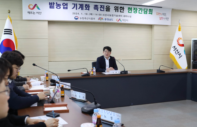 권재한 농업혁신정책실장(중앙)은 “마늘·양파 기계화를 속도감 있게 추진해, 농가 생산비용을 줄이고 수확기 인력 문제도 해소하겠다”고 밝혔다.