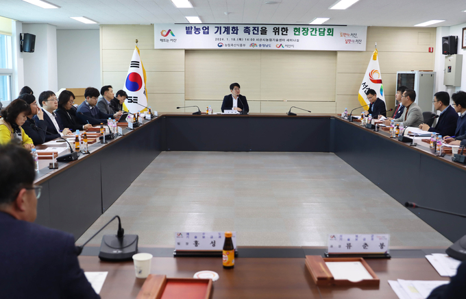 권재한 농식품부 농업혁신정책실장(중앙)이 18일 충남 서산시 농업기술센터에서 현장 관계자들과 밭농업 기계화 촉진을 위한 현장 간담회를 가졌다.<br>
