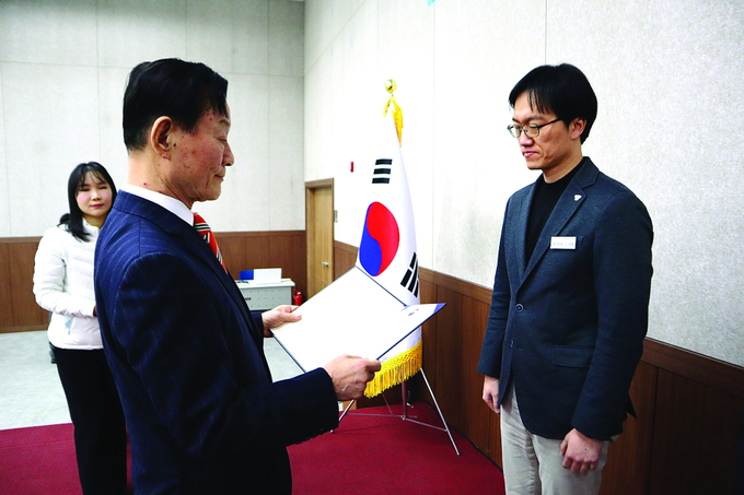 김호겸 TYM 본부장(오른쪽)이 농식품부 장관 대리 시상자인 김신길 한국농기계공업협동조합 이사장(왼쪽)으로부터 표창을 수상하고 있다.