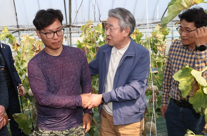 강호동 농협중앙회장이 이달 13일 전남 나주시 세지면 일대를 방문해 농작물 피해 상황을 살피고 농업인을 위로하고 있다.