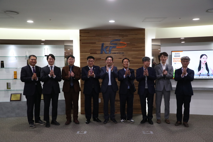 한국농어촌공사 ‘제9기 KRC 청렴 옴부즈만’ 위촉식 이후 기념촬영을 하고 있다.