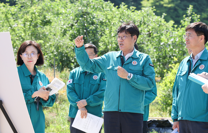조재호 농진청장이 이달 23일 충북 충주시에서 과수화상병 매몰 방제 작업이 완료된 과수원을 찾아 현장을 점검하고 있다.<농촌진흥청 제공>