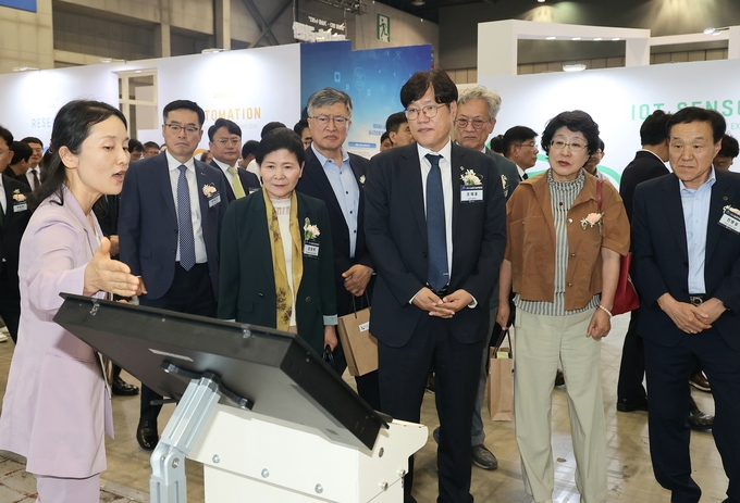조재호 농촌진흥청장이 이달 11일 경기도 고양시 킨텍스에서 열린 '2024 농업기술박람회'에서 전시 부스를 관람하고 있다.<농촌진흥청 제공>