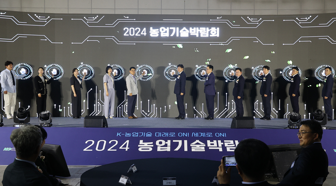 조재호 농진청장이 이달 11일 경기도 고양시 킨텍스에서 열린 '2024 농업기술박람회'에서 참석자들과 '스마트농업 비전 선포식'을 하고 있다.<농촌진흥청 제공>