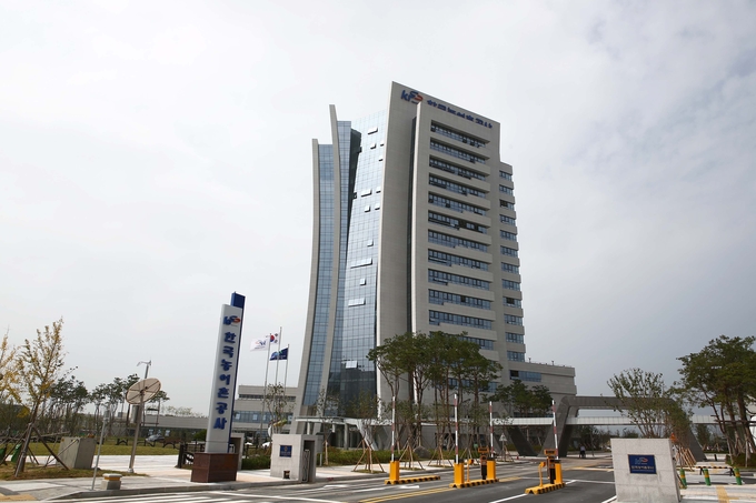 한국농어촌공사가 식량안보와 생태계 보전을 위한 ‘꿀벌 귀환 국제 심포지엄’을 이달 28일 한국과학기술회관에서 개최한다.