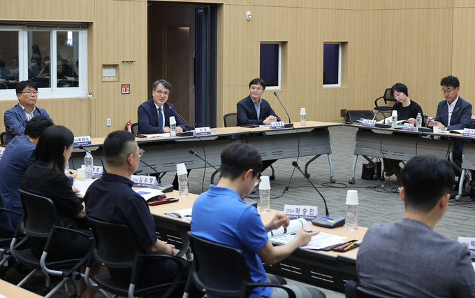 농촌진흥청이 17일 전주 본청 국제회의장에서 개최한 ‘수출 유망 농업기술 발굴 학술 토론회’에서 서효원 차장이 인사말을 하고 있다.