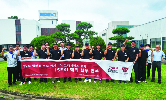 일본 이세키 사에서 실시한 해외실무연수에 참여한 TYM 딜러점 수석 엔지니어들이 기념 촬영하고 있다. TYM은 지난 4월 열린 ‘제1회 딜러점 수석 엔지니어 프로그램’에서 최우수 엔지니어로 선발된 인력에게 이번 연수를 제공했다.