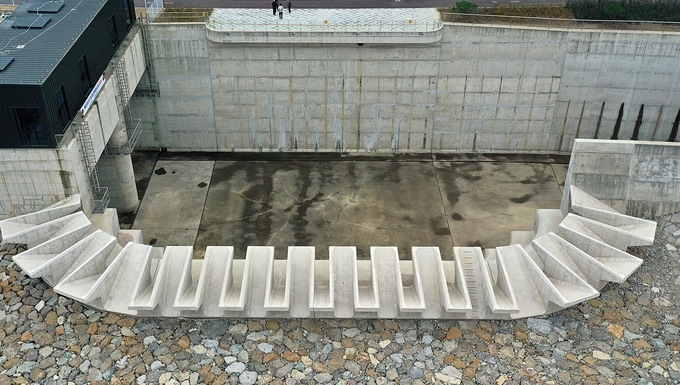 한국농어촌공사가 이달 18일 준공식을 가진 영광 불갑저수지 치수능력확대사업에는 최신 물넘이 형태인 피아노건반형둑을 적용해 방류능력을 높였다. 피아노건반형둑 공법은 프랑스와 스코틀랜드 등에도 적용된 최신 물넘이 형태로 선형 물넘이보다 제반비용이 적고 방류 능력이 높다는 장점이 있다.