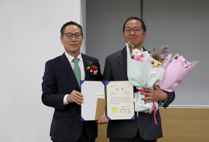 이병호 한국농어촌공사 사장이 ‘제32회 대원상 시상식’에서 봉사 부문 수상자인 김민석 과장에게 상장을 수영한 후 기념촬영을 하고 있다.