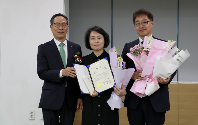 이병호 한국농어촌공사 사장이 ‘제32회 대원상 시상식’에서 효행 부문 수상의 영예를 안은 정찬덕 차장 부부에게 상장을 수여한 후 기념촬영을 하고 있다.
