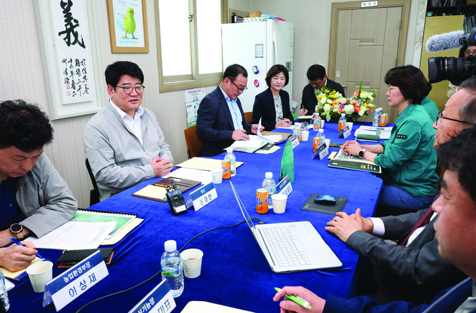 권재한 농촌진흥청장(왼쪽 2번째)이 가축분바이오차 제조 기술을 보유한 업체 관계자, 농장 대표 등과 간담회를 갖고 바이오차 비료공정규격 설정 이후의 규제혁신 효과와 현장 의견을 청취했다.