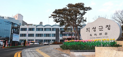 올해부터 시행 중인 경북 의성군의 통합 ‘맞춤형 농자재 지원사업’에 대한 관심이 높아 그 확산 여부에 이목이 쏠리고 있다. 김주수 의성군수는 이에 대해 좀 더 주도면밀하게 준비하여 안정적으로 사업이 정착되고 지속될 수 있도록 최선을 다하겠다고 밝혔다.