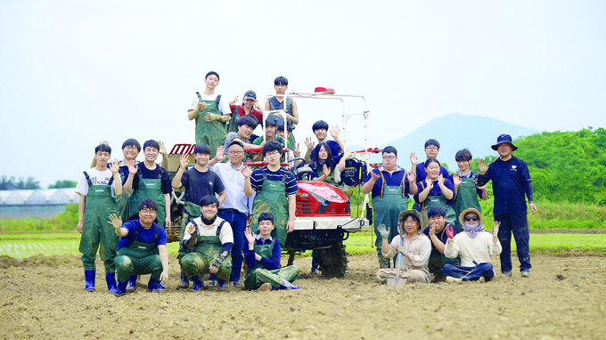 TYM이 이달 9일 제주 서귀포산업과학고 자영생명산업과를 대상으로 자율주행 이앙기 ‘RGO-690’을 활용한 교육 및 현장 실습을 진행했다.