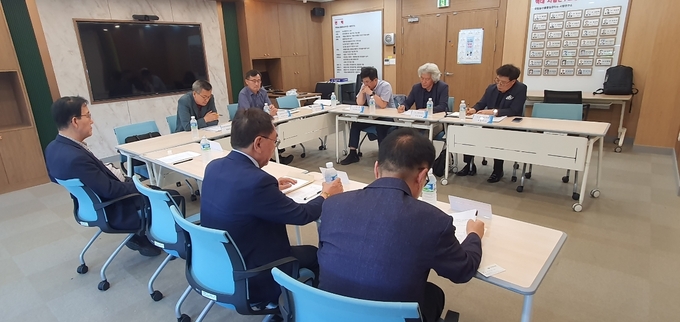 국립농산물품질관리원과 한국친환경농자재협회는 지난달 25일 경북 김천시 소재 농관원 시험연구소 2층 세미나실에서 ‘유기농업자재 제도 개선을 위한 협의회’를 개최했다.