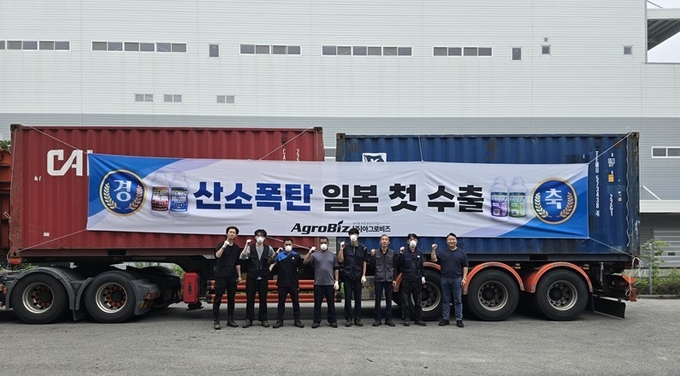 ㈜아그로비즈가 ㈜에스코와 공동 개발한 관주용 토양 산소발생제 ‘산소폭탄’이 일본 첫 수출의 쾌거를 이뤘다. 