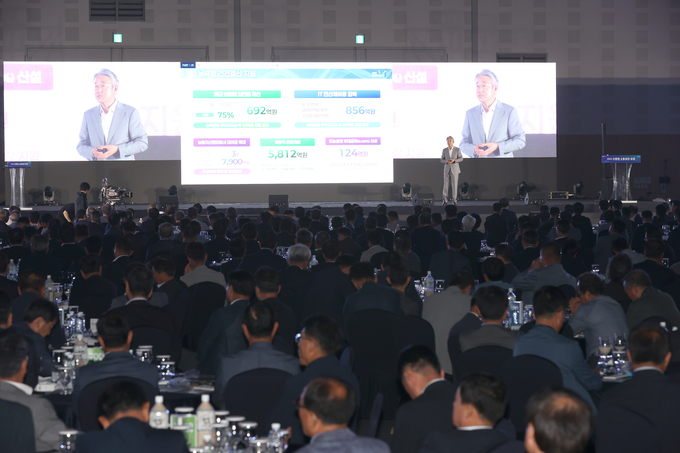 강호동 농협중앙회장이 이달 16일 ‘2025 조합장 소통공감 포럼’에서 경영 특강을 진행하고 있다.