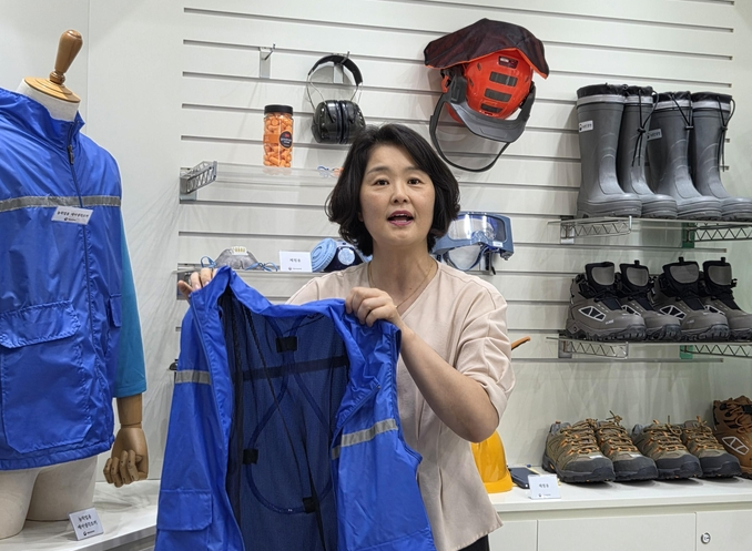김경란 농진청 농촌지원국 농업인안전팀장이 이달 16일 농촌진흥청(전주)에서 출입기자단 대상으로 진행한 ‘온열질환 예방 대책 강화’ 주제의 브리핑에서 열 스트레스를 저감할 수 있는 ‘에어냉각조끼’를 소개하고 있다. 고온 환경에서 농작업자의 체온 상승과 피로도를 줄이도록 개발한 ‘에어냉각조끼’는 농진청 신기술보급사업을 통해 전국 20개소에서 시범 적용하고 있다.