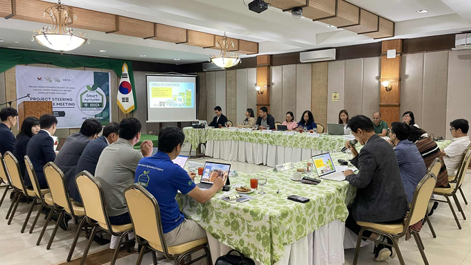 지난달 24일 개최된 ‘스마트농업을 적용한 서비사야스 지역 고소득작물 가치사슬 강화사업’ 제1차 사업운영위원회에서 한국-필리핀 양측 주요 관계자가 필리핀 스마트팜 구축사업의 진행 상황과 향후 추진 전략 전반에 대해 논의하고 있다.