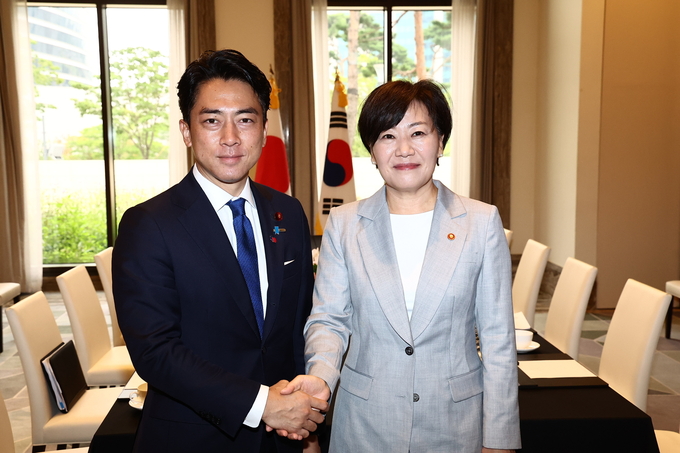 송미령 농식품부 장관(오른쪽)과 고이즈미 신지로 일본 농림수산성 대신(왼쪽)이 11일 제4차 한중일 농업장관회의를 계기로 양자면담을 갖고 기념촬영을 하고 있다.
