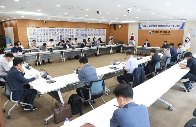 농림축산식품부와 환경부, 산업통상자원부가 지자체, 발전사, 연구기관 등 총 18개 기관이 참여하는 ‘가축분뇨 고체연료 활성화 공동기획단’을 발족하고 공동기획단 착수 회의(Kick off 회의)를 진행하고 있다. <가축분 고체연료 활성화 방안>을 연말까지 마련한다는 계획이다.
