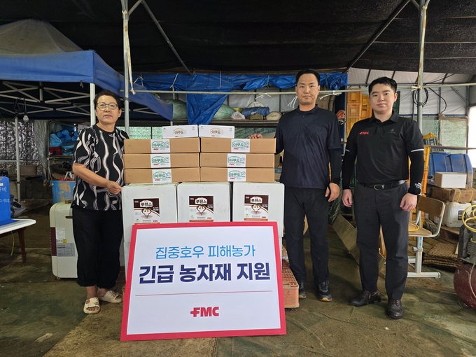에프엠씨코리아가 7월 극심한 집중호우로 큰 피해를 입은 농가에게 ‘아쿠도’, ‘루핸스’, ‘쏘맨드’ 등 토양 개선 제품들을 전달하고 있다.