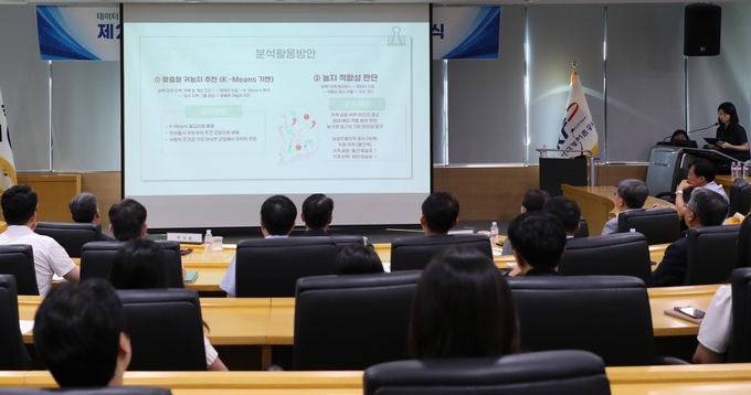 한국농어촌공사가 이달 2일 개최한 ‘제2회 AI 디지털 혁신 공모전’에서 대학(원)생 부문 최우수상을 수상한 인공지능 기반 플랫폼 ‘씨앗톡’에 대해 발표하고 있다. 