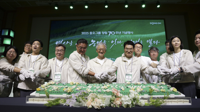 이병만 동오그룹 회장(가운데)과 이용진 사장(왼쪽 3번째), 이승연 사장(오른쪽 1번째) 등 임직원이 창사 70주년기념 떡케이크 커팅식을 진행하고 있다. 