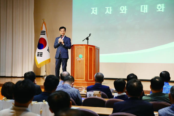 김종두 시인이 저자와의 대화 시간을 통해 그간의 이모저모 편린들을 모아 반추하며 밝은 표정으로 이야기하고 있다.