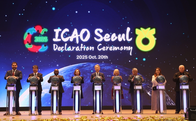국제협동조합농업기구(ICAO) 서울 총회가 열린 이달 20일 강호동 농협중앙회장을 비롯한 국제 농업협동조합 대표들이 세계 농업의 발전과 미래를 향한 ‘ICAO 서울 선언문’을 선포했다.