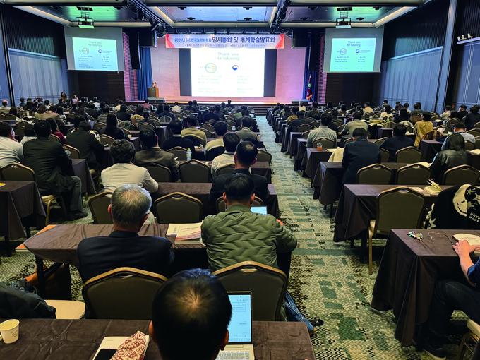 한국농약과학회 ‘2025년 임시총회 및 추계학술발표회’가 관계기관 및 농약산업계, 대학, 시험연구기관 등에서 450여 명이 참석한 가운데 ‘약제 저항성 극복을 위한 신규 농약개발과 등록’을 주제로 소노벨 천안에서 성황리 개최됐다.