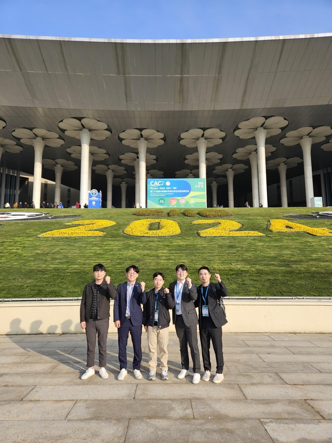이번 CAC 2024에 참가한 천지바이오 직원들이 화이팅을 외치고 있다.&nbsp;